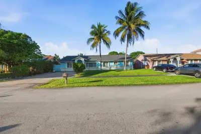 561 NE 38th St, Deerfield Beach: photo 1 of 6