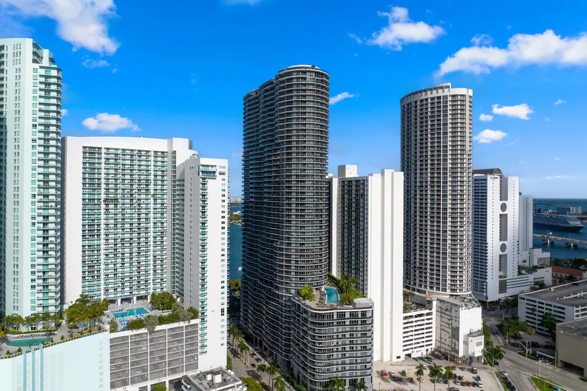 488 NE 18th St #905, Miami: photo 1 of 9