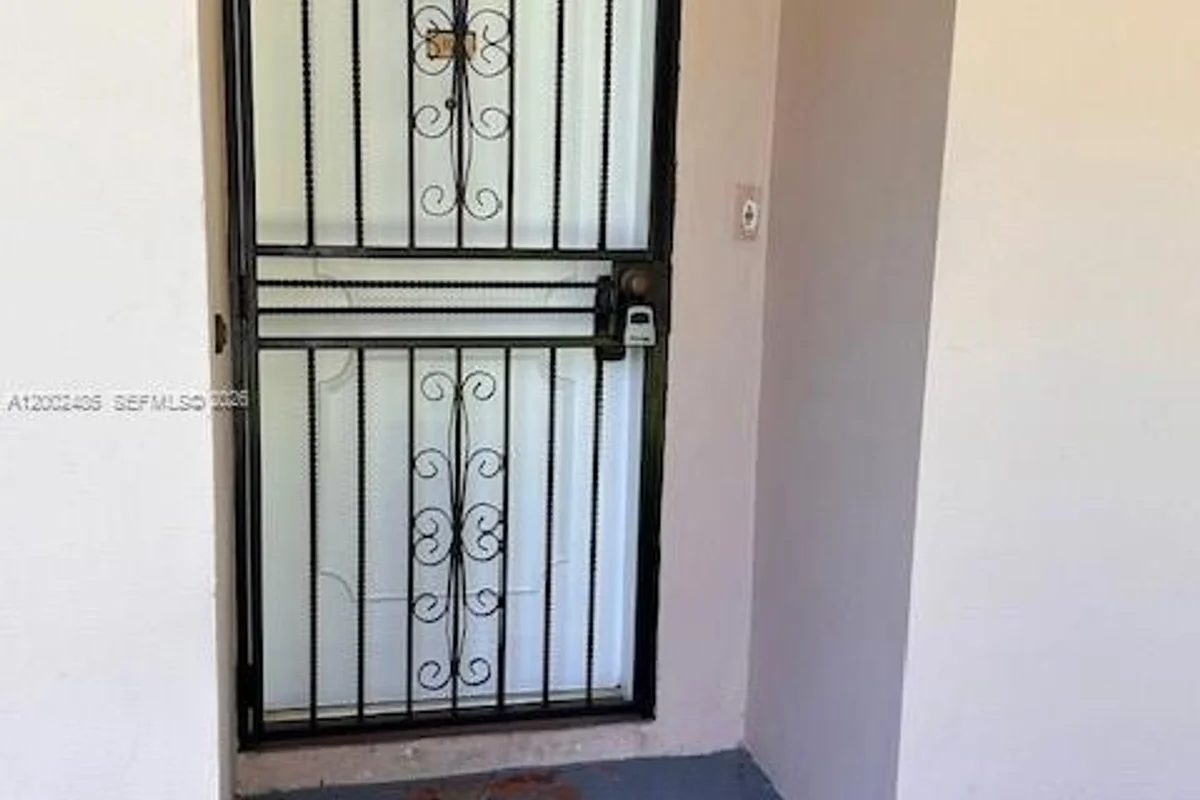 5835 W 20th Ave #106, Hialeah: photo 1 of 15