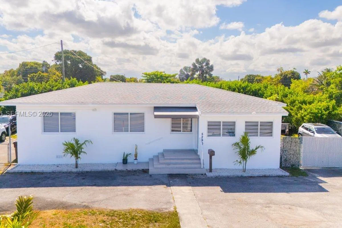 5290 Palm Ave, Hialeah: photo 1 of 25