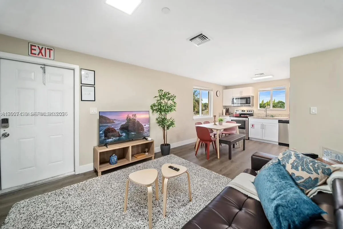 2320 Garfield St, Hollywood: photo 1 of 15