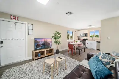 2320 Garfield St, Hollywood: photo 1 of 15