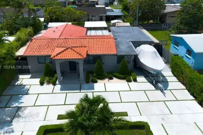 4210 W 6th Ave, Hialeah: photo 1 of 31