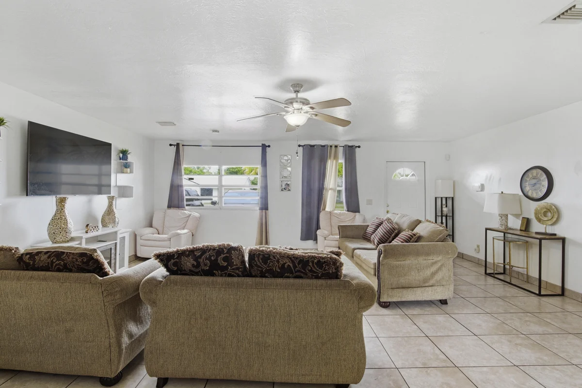 8230 SW 4th Pl, North Lauderdale: photo 1 of 23