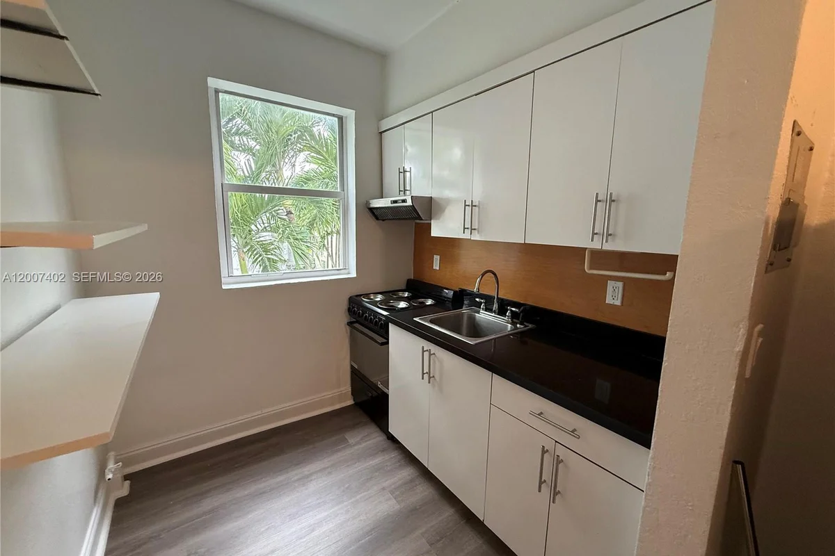 Condo in Miami Beach: photo 1 of 11