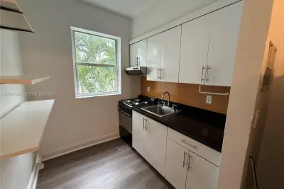 Condo in Miami Beach: photo 1 of 11