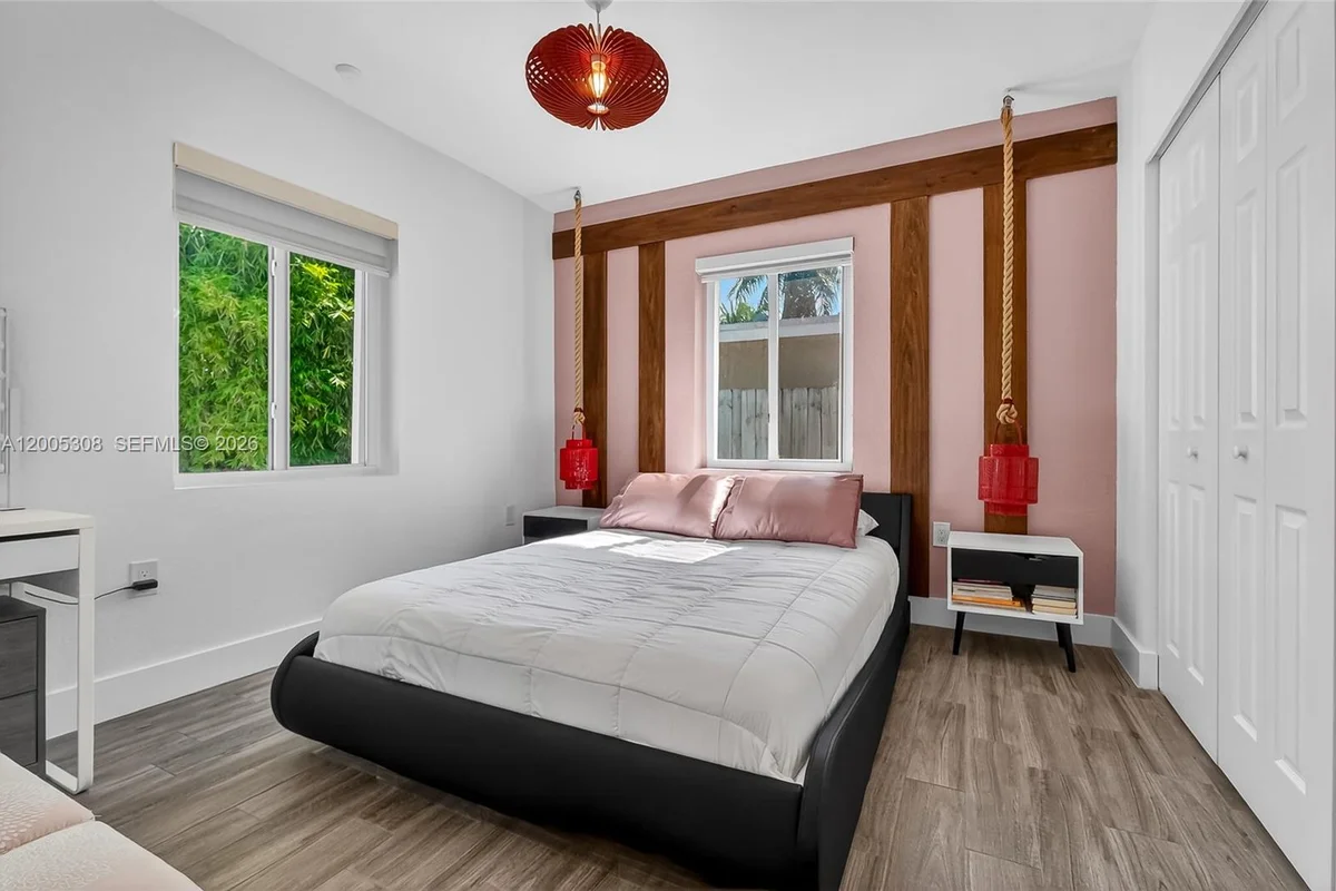 541 NW 109th St, Miami: photo 1 of 21