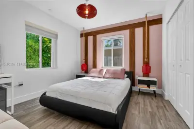 541 NW 109th St, Miami: photo 1 of 21