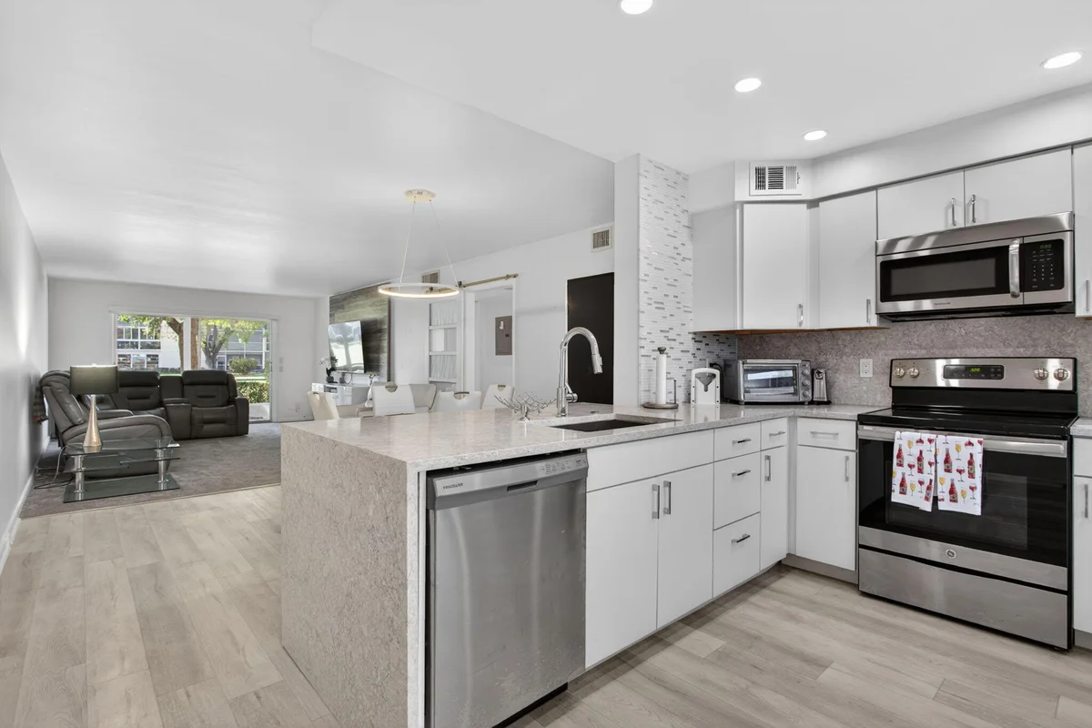 3201 Portofino Point #F1, Coconut Creek: photo 1 of 32