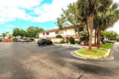 7111 SW 42nd Pl, Davie: photo 1 of 29
