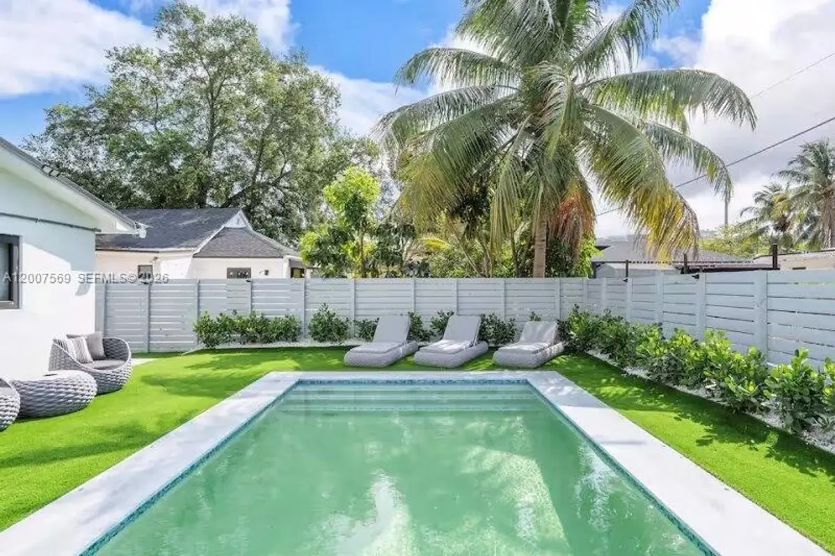 400 NW 40th St, Miami: photo 1 of 42