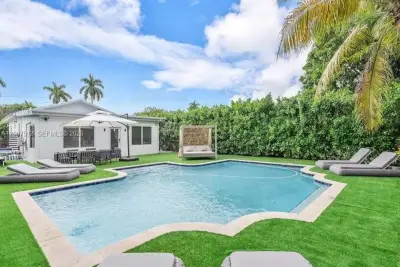 545 NW 52nd St, Miami: photo 1 of 35