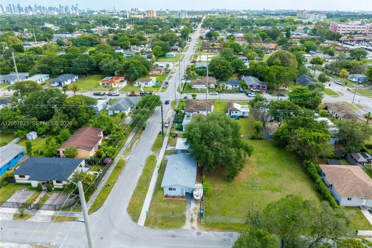 2406 NW 67th St, Miami: photo 1 of 36