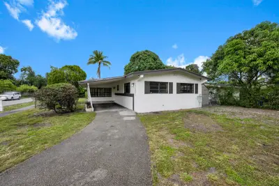 17551 NE 5th Ave, North Miami Beach: photo 1 of 29