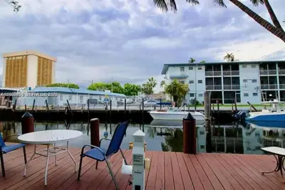 645 NE 77th St #16, Miami: photo 1 of 9