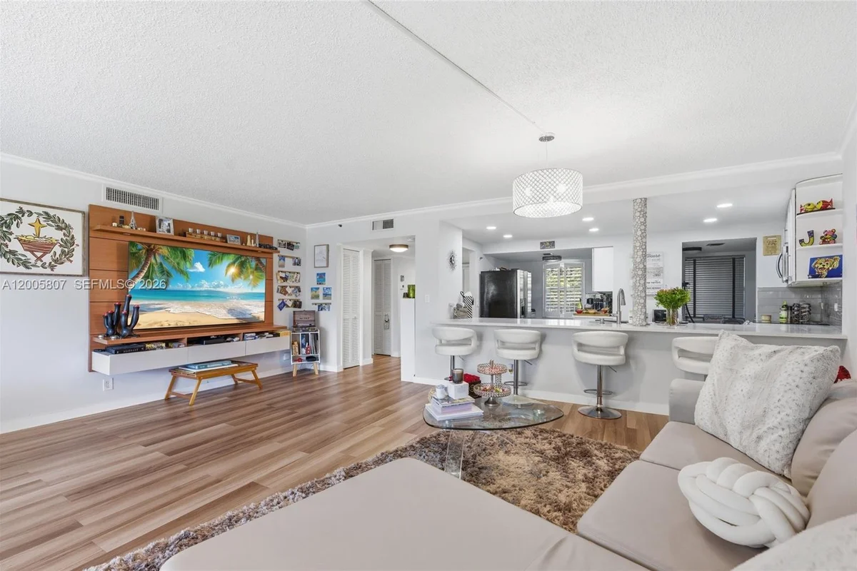 625 Oaks Dr #304, Pompano Beach: photo 1 of 38
