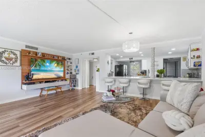 625 Oaks Dr #304, Pompano Beach: photo 1 of 38