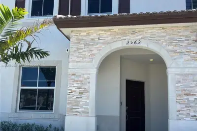 2562 SE 29th St, Homestead: photo 1 of 30