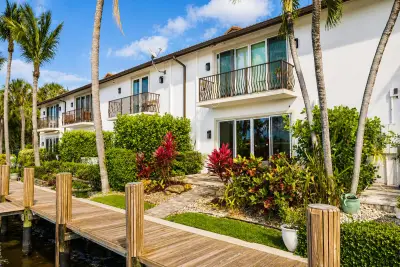 1365 SE 3rd Ave, Pompano Beach: photo 1 of 10