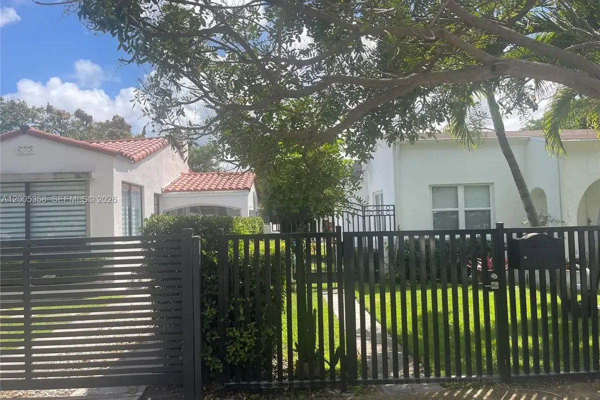 554 NE 74th St #2, Miami: photo 1 of 30