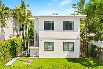 1305 SE 1st St, Fort Lauderdale: photo 1 of 30