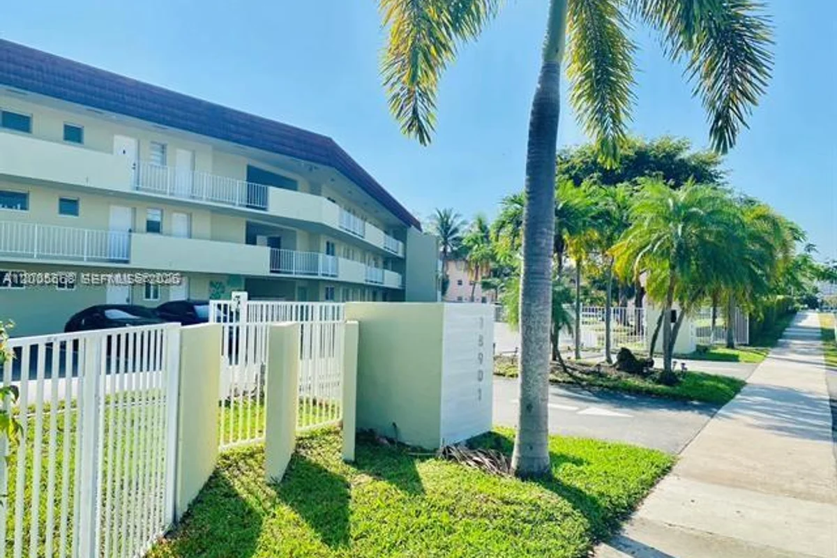 18901 NE 14th Ave #101, Miami: photo 1 of 29