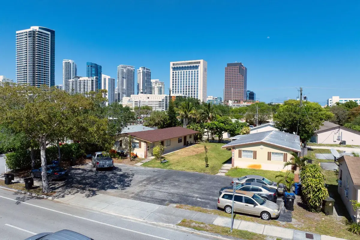634 SW 4th Ave #1-2, Fort Lauderdale: photo 1 of 10