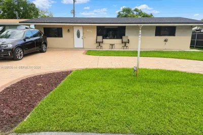 8771 NW 15th Ct, Pembroke Pines: photo 1 of 18