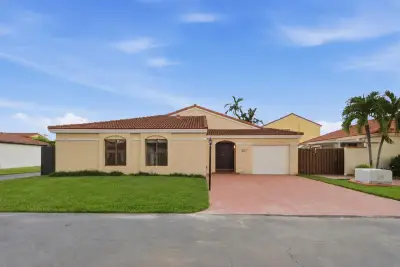 8871 SW 6th St, Miami: photo 1 of 32