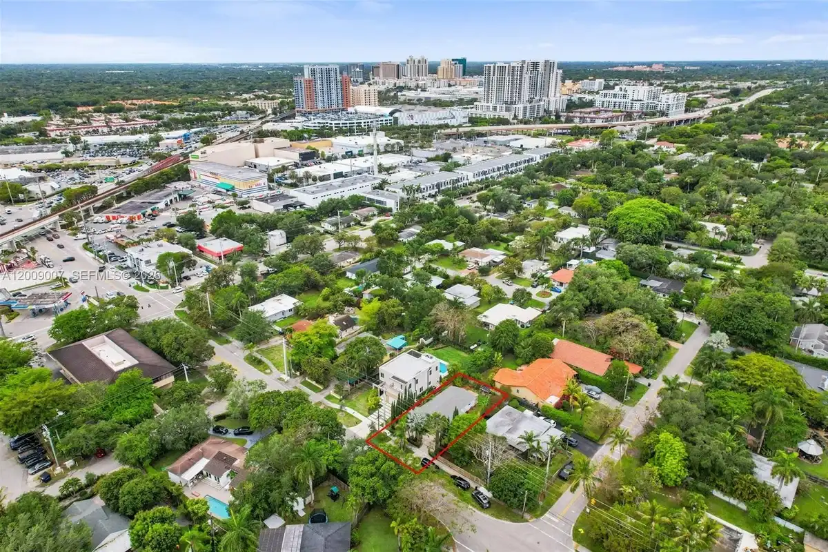7840 SW 67th Ave, South Miami: photo 1 of 43