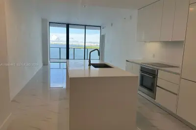 700 NE 24th #504, Miami: photo 1 of 4
