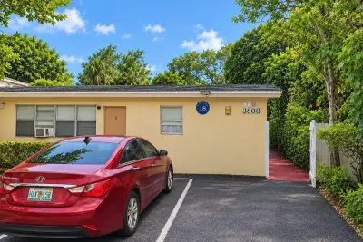 3800 SW 2nd Ct #1-6, Fort Lauderdale: photo 1 of 10
