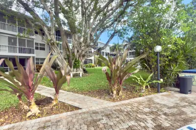1200 SW 12th St SW #305, Fort Lauderdale: photo 1 of 32