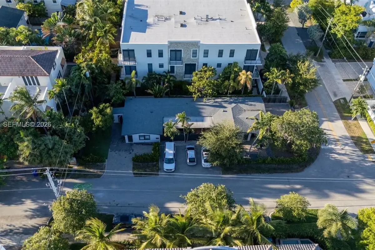 1615 NE 9th St, Fort Lauderdale: photo 1 of 33