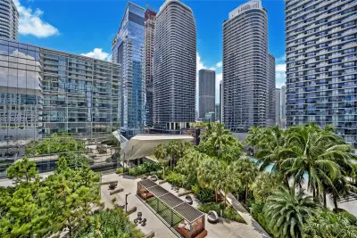 88 SW 7th St #1009, Miami: photo 1 of 21