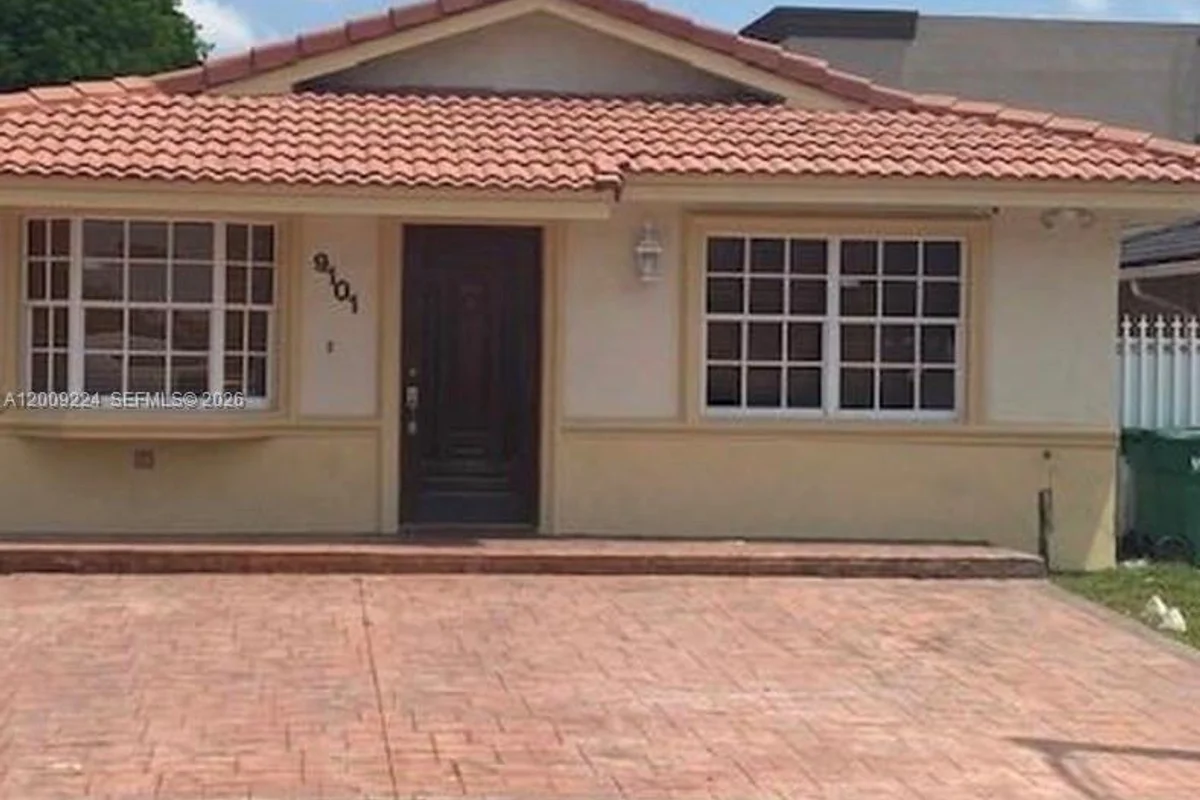 House in Hialeah Gardens: photo 1 of 4