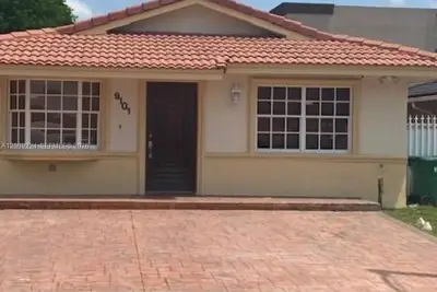 House in Hialeah Gardens: photo 1 of 4