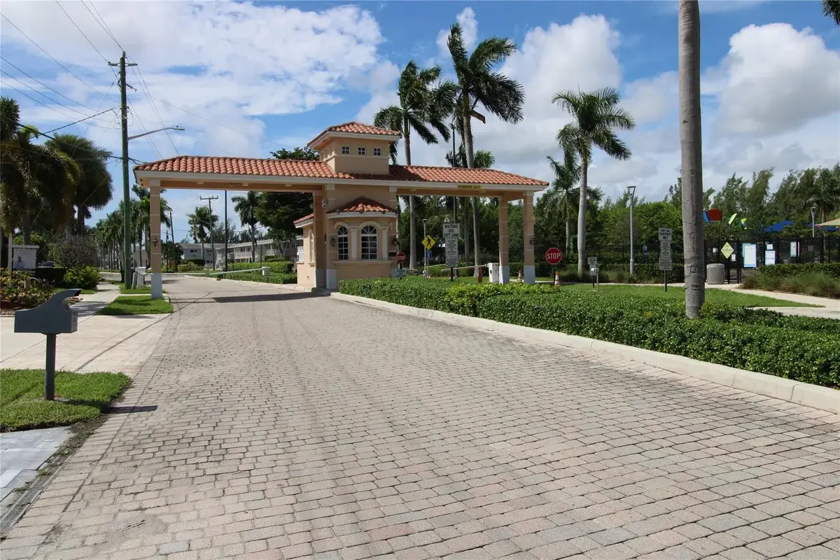 600 Layne Blvd #119, Hallandale Beach: photo 1 of 14