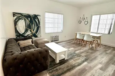 215 30th St #17, Miami Beach: photo 1 of 8