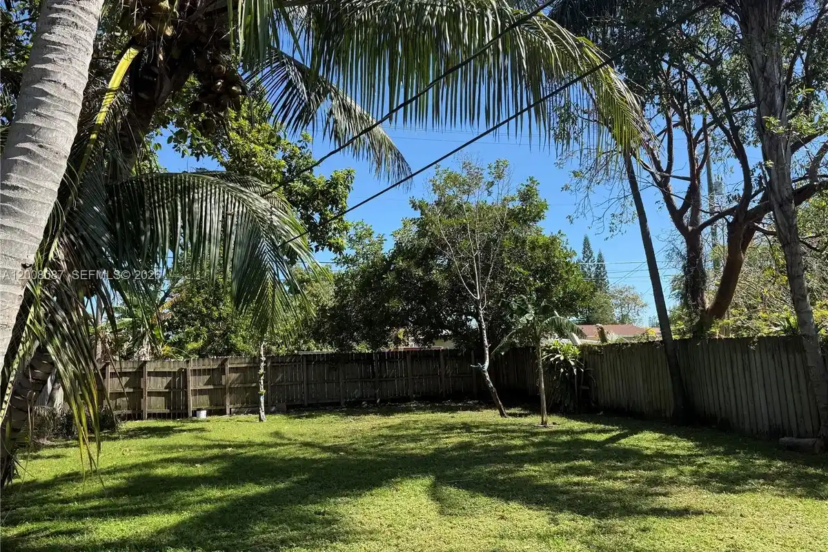 2323 Cleveland St, Hollywood: photo 1 of 20