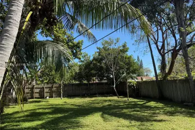 2323 Cleveland St, Hollywood: photo 1 of 20