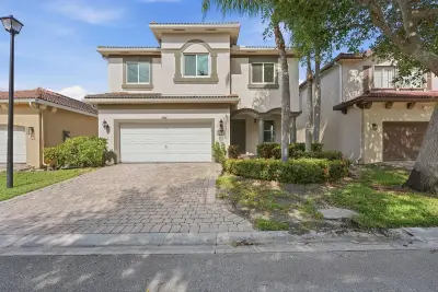 1275 Rosegate Blvd, Riviera Beach: photo 1 of 45