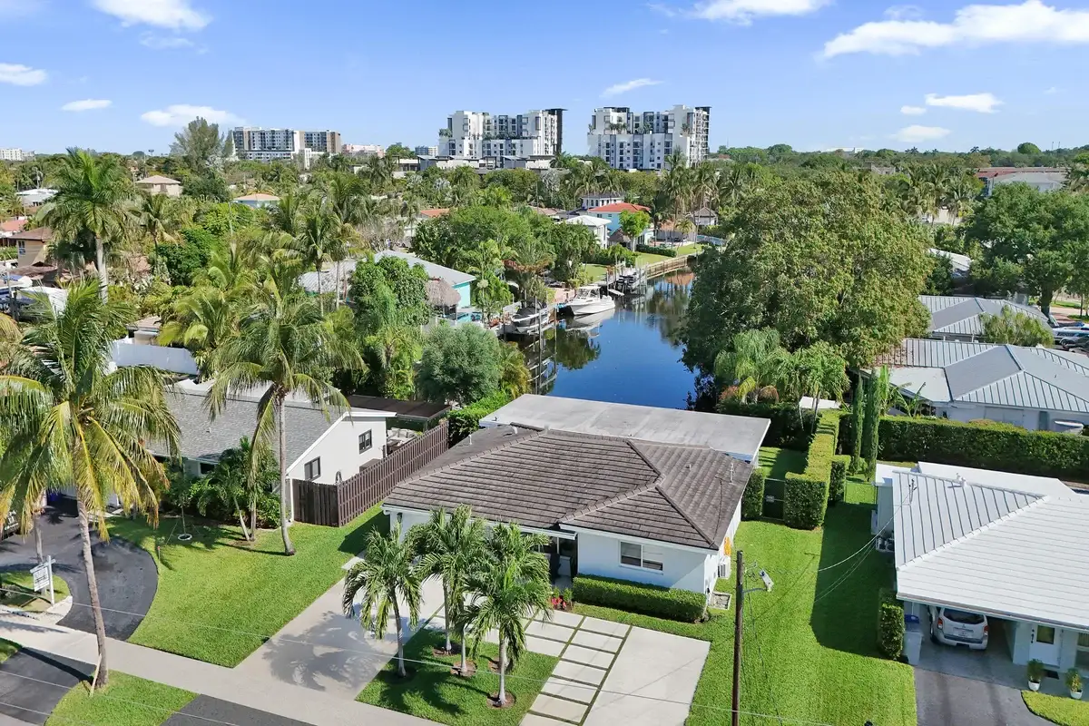 381 SE 3rd St, Pompano Beach: photo 1 of 41
