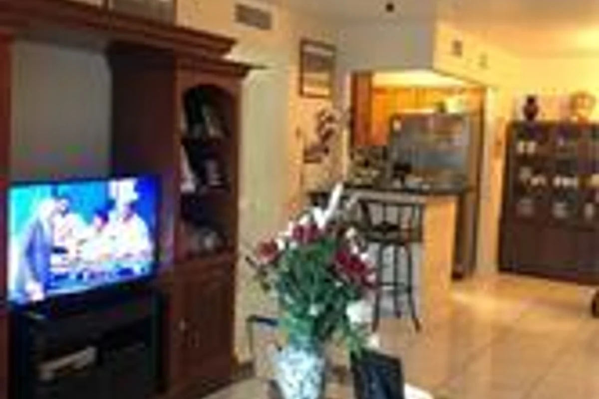 Condo in Lauderhill: photo 1 of 11