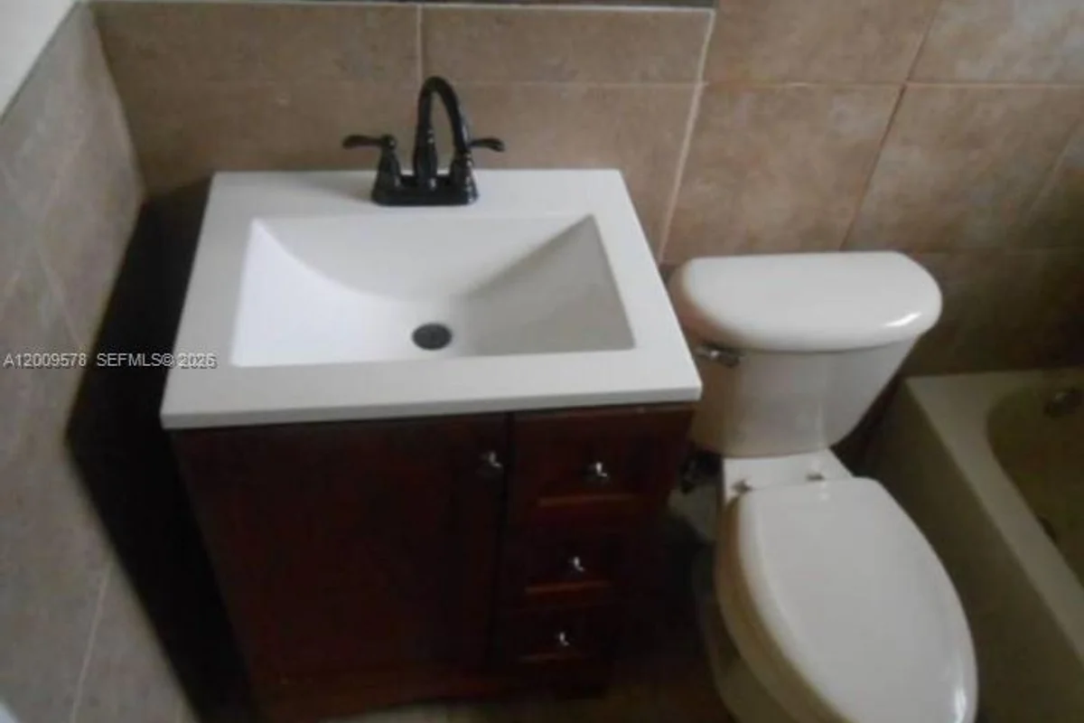 House in Deerfield Beach: photo 1 of 9