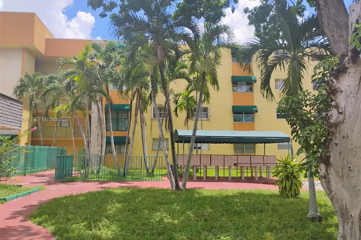 606 W 81st St #309, Hialeah: photo 1 of 10