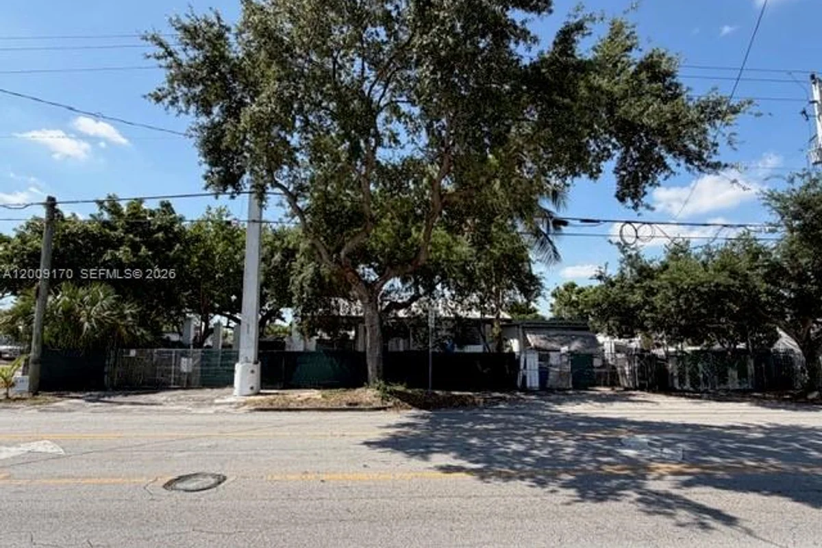 890 E 52nd St, Hialeah: photo 1 of 6