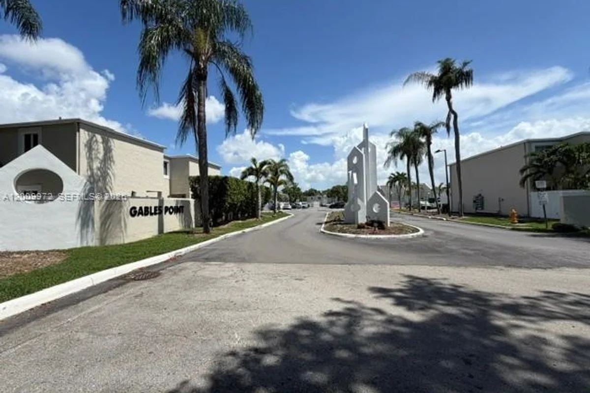 4590 SW 68th Ct Cir #8, Miami: photo 1 of 45