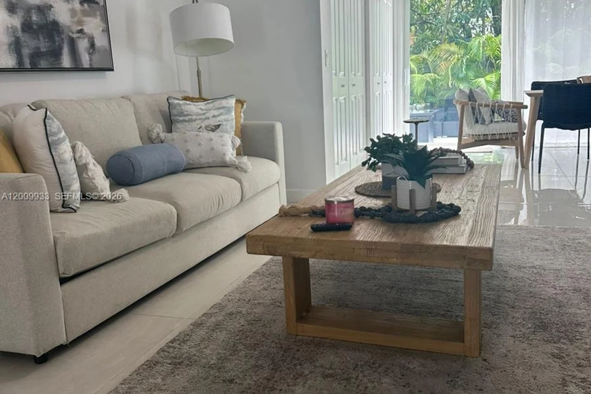 1030 NE 83rd St, Miami: photo 1 of 11