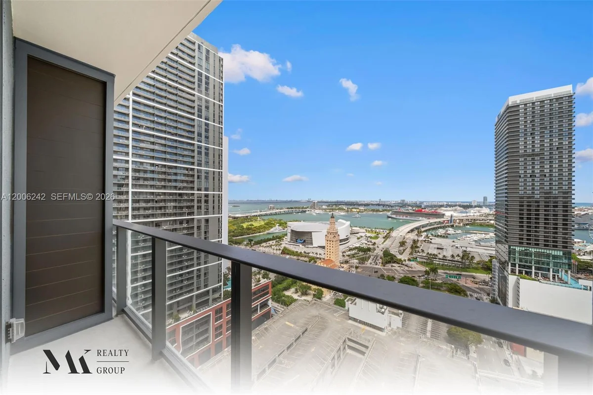 121 NE 5 #2700, Miami: photo 1 of 11